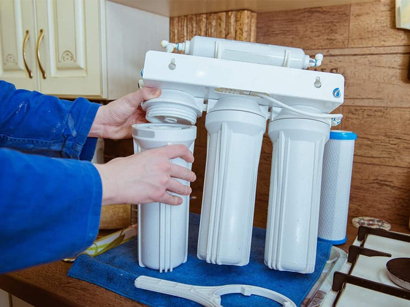تعویض فیلتر دستگاه تصفیه آب1